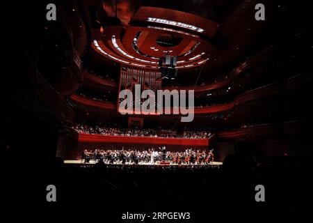 191013 -- FILADELFIA, 13 ottobre 2019 -- foto scattata il 12 ottobre 2019 mostra il concerto China Night al Kimmel Center for the Performing Arts di Filadelfia, Stati Uniti. Sabato sera è stato allestito uno speciale concerto di una sola notte che celebra la cultura musicale cinese. Questo concerto della China Night, eseguito dalla Philadelphia Orchestra e guidato dal compositore e direttore d'orchestra cinese di fama internazionale Tan Dun, ha presentato diverse opere di rinomati musicisti cinesi, tra cui il triplo concerto di Tan Crouching Tiger, Hidden Dragon e 100 Birds Flying Towards the Phoenix, arrang Foto Stock