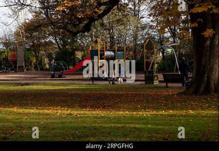 191015 -- ABERDEEN, 15 ottobre 2019 -- le persone godono di tempo libero all'Hazlehead Park ad Aberdeen, Scozia, Gran Bretagna, il 14 ottobre 2019. BRITAIN-ABERDEEN-AUTUMN HanxYan PUBLICATIONxNOTxINxCHN Foto Stock