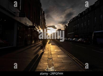 191015 -- ABERDEEN, 15 ottobre 2019 -- la gente cammina al crepuscolo ad Aberdeen, Scozia, Gran Bretagna, il 14 ottobre 2019. BRITAIN-ABERDEEN-AUTUMN HanxYan PUBLICATIONxNOTxINxCHN Foto Stock