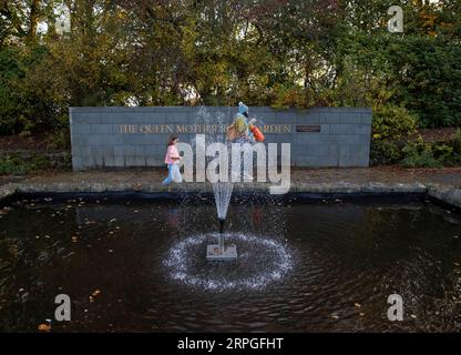 191015 -- ABERDEEN, 15 ottobre 2019 -- People Walk in the Queen Mother Rose Garden of Hazlehead Park ad Aberdeen, Scozia, Gran Bretagna, il 14 ottobre 2019. BRITAIN-ABERDEEN-AUTUMN HanxYan PUBLICATIONxNOTxINxCHN Foto Stock