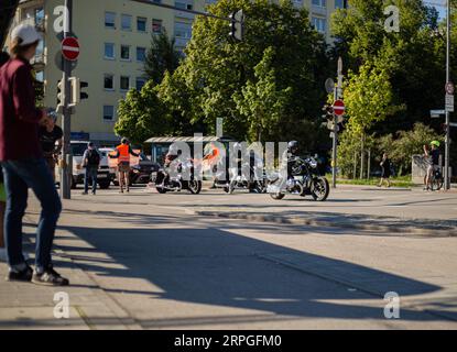 Monaco, Germania. 4 settembre 2023. Il 4 settembre 2023 gli attivisti dell'ultima generazione hanno bloccato diverse strade a Monaco, in Germania. La LastGen considera i responsabili politici bavaresi i peggiori bloccatori della politica climatica. Inoltre, l'ultima generazione richiede un limite di velocità di 100 km/h sulle autostrade, l'introduzione di un biglietto da nove euro e un Consiglio della società del clima. (Foto di Alexander Pohl/Sipa USA) credito: SIPA USA/Alamy Live News Foto Stock