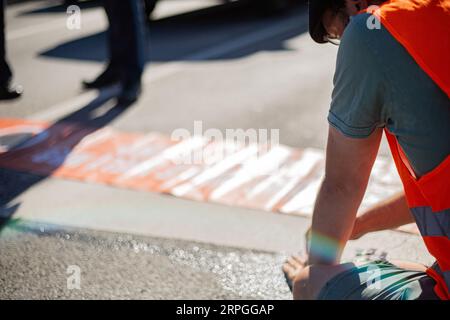 Monaco, Germania. 4 settembre 2023. Il 4 settembre 2023 gli attivisti dell'ultima generazione hanno bloccato diverse strade a Monaco, in Germania. La LastGen considera i responsabili politici bavaresi i peggiori bloccatori della politica climatica. Inoltre, l'ultima generazione richiede un limite di velocità di 100 km/h sulle autostrade, l'introduzione di un biglietto da nove euro e un Consiglio della società del clima. (Foto di Alexander Pohl/Sipa USA) credito: SIPA USA/Alamy Live News Foto Stock