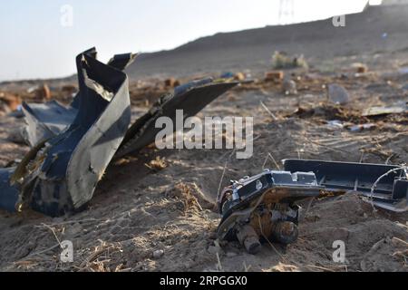 News Bilder des Tages 191016 -- MAZAR-i-SHARIF, 16 ottobre 2019 -- foto scattata il 16 ottobre 2019 mostra i detriti di un elicottero sul luogo di un incidente nella periferia di Durrah-i-Hairratan di Mazar-i-Sharif, Afghanistan. Sette militari afghani sono morti dopo che martedì un elicottero militare si è schiantato a Mazar-i-Sharif, capitale della provincia settentrionale di Balkh, ha detto la polizia locale. Foto di /Xinhua AFGHANISTAN-BALKH-ELICOTTERO-CRASH KawaxBasharat PUBLICATIONxNOTxINxCHN Foto Stock