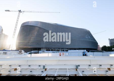 Una vista generale dell'esterno dei lavori presso lo stadio Santiago Bernabeu del Real Madrid il 4 settembre 2023 a Madrid, Spagna. Foto Stock