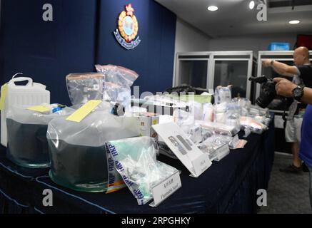 News Bilder des Tages 191016 -- HONG KONG, 16 ottobre 2019 -- armi e materiali offensivi per fabbricare armi offensive sequestrate dalla polizia di Hong Kong sono esposti durante una conferenza stampa a Hong Kong, 16 ottobre 2019. La polizia di Hong Kong ha detto mercoledì di aver sequestrato esplosivi in diversi casi. La polizia ha detto che le prove hanno dimostrato che i rivoltosi nei mesi di violenza stavano pianificando attacchi letali simili al terrorismo. CINA-HONG KONG-POLIZIA-CONFERENZA STAMPA CN LUXHANXIN PUBLICATIONXNOTXINXCHN Foto Stock