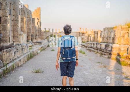 Turista presso le rovine dell'antica città di Perge vicino ad Antalya in Turchia Foto Stock