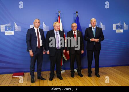 191017 -- BRUXELLES, 17 ottobre 2019 -- il primo ministro britannico Boris Johnson 2nd L, il segretario britannico alla Brexit Stephen Barclay 1st L, il presidente della Commissione europea Jean-Claude Juncker 2nd R e il capo negoziatore della Brexit dell'UE Michel Barnier si presentano per le foto dopo aver incontrato la stampa presso la sede centrale della Commissione europea a Bruxelles, in Belgio, 17 ottobre 2019. L'Unione europea e la Gran Bretagna hanno raggiunto un nuovo accordo sulla Brexit, Jean-Claude Juncker ha detto giovedì sul suo account twitter. BELGIO-BRUXELLES-UE-BREXIT-CONFERENZA STAMPA ZHENGXHUANSONG PUBLICATIONXNOTXINXCHN Foto Stock