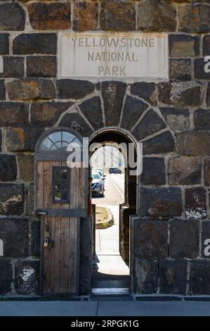 Roosevelt Arch all'ingresso settentrionale del parco nazionale di Yellowstone a Gardiner, Montana. Foto Stock