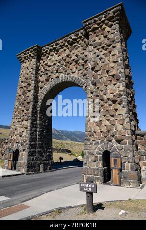 Roosevelt Arch all'ingresso settentrionale del parco nazionale di Yellowstone a Gardiner, Montana. Foto Stock