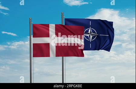 Bandiera della NATO e bandiera della Danimarca che sventolano insieme sul cielo blu Foto Stock