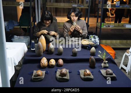 191018 -- JINGDEZHEN, 18 ottobre 2019 -- un artista soffia lo strumento della porcellana durante una fiera della porcellana a Jingdezhen, provincia dello Jiangxi della Cina orientale, 17 ottobre 2019. Una fiera autunnale della porcellana ha aperto giovedì a Jingdezhen e durerà tre giorni. CHINA-JIANGXI-JINGDEZHEN-PORCELAIN FAIR CN ZHOUXMI PUBLICATIONXNOTXINXCHN Foto Stock