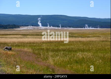 Piscine geotermali nei bacini geyser del parco nazionale di Yellowstone Foto Stock