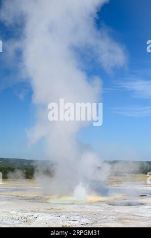 Piscine geotermali nei bacini geyser del parco nazionale di Yellowstone Foto Stock