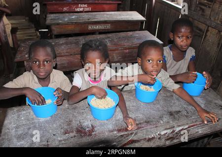 191019 -- PECHINO, 19 ottobre 2019 -- gli studenti hanno riso aiutato dalla Cina per pranzo alla scuola elementare Toyoyome nel sobborgo di Cotonou, Benin, 17 ottobre 2019. Il ministro di Stato del Benin per la pianificazione e lo sviluppo Abdoulaye Bio-Tchane ha affermato che la Cina è stata il principale partner del programma integrato di alimentazione scolastica della nazione dell'Africa occidentale volto a migliorare i tassi di iscrizione e ritenzione scolastica per i bambini. Foto di /Xinhua XINHUA FOTO DEL GIORNO SeraphinxZounyekpe PUBLICATIONxNOTxINxCHN Foto Stock