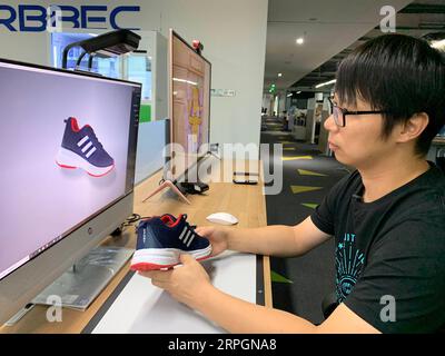 191019 -- PECHINO, 19 ottobre 2019 -- la foto scattata il 20 settembre 2019 mostra uno staff di ricerca e sviluppo di Orbbec, una startup unicorno con sede a Shenzhen specializzata nella tecnologia di rilevamento 3D, che espone il proprio prodotto di fotocamera 3D presso la sede centrale di Orbbec nel sottodistretto di Yuehai, Shenzhen, nella provincia del Guangdong della Cina meridionale. Xinhua titoli: Decodifica dello sviluppo della fiorente comunità cinese della Silicon Valley LixSijia PUBLICATIONxNOTxINxCHN Foto Stock