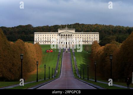 191019 -- BELFAST, 19 ottobre 2019 Xinhua -- foto scattata il 19 ottobre 2019 mostra gli edifici del Parlamento Stormont a Belfast, Irlanda del Nord, Regno Unito. Sabato i legislatori britannici hanno votato a favore di un emendamento chiave per costringere il primo ministro britannico Boris Johnson a chiedere un'altra proroga della Brexit all'Unione europea. Foto di Paul McErlane/Xinhua UK-BELFAST-BREXIT-AMENDMENT PUBLICATIONxNOTxINxCHN Foto Stock