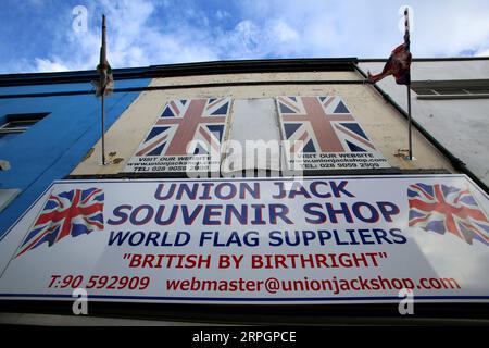 191019 -- BELFAST, 19 ottobre 2019 Xinhua -- Un negozio di souvenir Union Jack si trova a Belfast est, Irlanda del Nord, Regno Unito, il 19 ottobre 2019. Sabato i legislatori britannici hanno votato a favore di un emendamento chiave per costringere il primo ministro britannico Boris Johnson a chiedere un'altra proroga della Brexit all'Unione europea. Foto di Paul McErlane/Xinhua UK-BELFAST-BREXIT-AMENDMENT PUBLICATIONxNOTxINxCHN Foto Stock