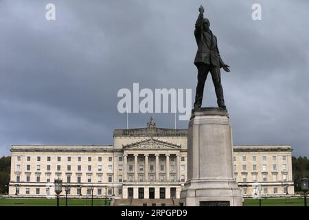 191019 -- BELFAST, 19 ottobre 2019 Xinhua -- foto scattata il 19 ottobre 2019 mostra la statua di Edward Carson davanti agli edifici del Parlamento Stormont a Belfast, Irlanda del Nord, Regno Unito. Sabato i legislatori britannici hanno votato a favore di un emendamento chiave per costringere il primo ministro britannico Boris Johnson a chiedere un'altra proroga della Brexit all'Unione europea. Foto di Paul McErlane/Xinhua UK-BELFAST-BREXIT-AMENDMENT PUBLICATIONxNOTxINxCHN Foto Stock