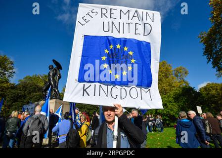 191019 -- LONDRA, 19 ottobre 2019 Xinhua -- Un manifestante con un cartello con gli slogan si prepara a partecipare all'evento Together for the Final Say al Parliament Square di Londra, in Gran Bretagna, il 19 ottobre 2019. Sabato decine di migliaia di persone hanno marciato nel centro di Londra per chiedere un'ultima parola sulla partenza della Gran Bretagna dall'Unione europea. Foto di Stephen Chung/Xinhua BRITAIN-LONDON-BREXIT-MARCH PUBLICATIONxNOTxINxCHN Foto Stock