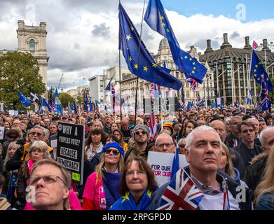 191019 -- LONDRA, 19 ottobre 2019 -- le persone prendono parte all'evento Together for the Final Say al Parliament Square di Londra, in Gran Bretagna, il 19 ottobre 2019. Sabato decine di migliaia di persone hanno marciato nel centro di Londra per chiedere un'ultima parola sulla partenza della Gran Bretagna dall'Unione europea. BRITAIN-LONDON-BREXIT-MARCH HanxYan PUBLICATIONxNOTxINxCHN Foto Stock