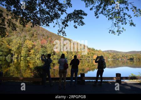 191020 -- NEW YORK, 20 ottobre 2019 -- i visitatori scattano foto del paesaggio autunnale a Bear Mountain a New York, negli Stati Uniti, 19 ottobre 2019. U.S.-NEW YORK-PAESAGGI AUTUNNALI HanxFang PUBLICATIONxNOTxINxCHN Foto Stock