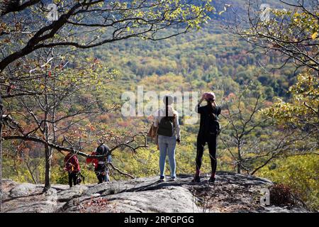 191020 -- NEW YORK, 20 ottobre 2019 -- i visitatori si godono il paesaggio autunnale a Bear Mountain a New York, negli Stati Uniti, 19 ottobre 2019. U.S.-NEW YORK-PAESAGGI AUTUNNALI HanxFang PUBLICATIONxNOTxINxCHN Foto Stock