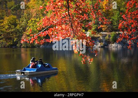 191020 -- NEW YORK, 20 ottobre 2019 -- i visitatori fanno un giro in barca sul lago Hessian a Bear Mountain a New York, negli Stati Uniti, 19 ottobre 2019. U.S.-NEW YORK-PAESAGGI AUTUNNALI HanxFang PUBLICATIONxNOTxINxCHN Foto Stock