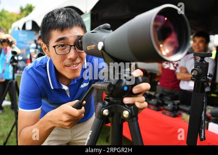 191020 -- TAIPEI, 20 ottobre 2019 -- Un uomo vede gli uccelli attraverso un telescopio durante la Taipei International Bird Watching Fair 2019 tenutasi nel Parco naturale Guandu a Taipei, nel sud-est della Cina, a Taiwan, 20 ottobre 2019. CHINA-TAIPEI-INT L BIRD WATCHING FAIR CN CHENXBIN PUBLICATIONXNOTXINXCHN Foto Stock