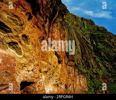 Occhi giganti sul sito patrimonio dell'umanità dell'UNESCO, Giant's Causeway, contea di Antrim, Irlanda del Nord Foto Stock