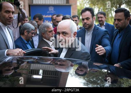 191022 -- TEHERAN, 22 ottobre 2019 -- il ministro degli Esteri iraniano Mohammad Javad Zarif lascia la conferenza internazionale sull'unilateralismo e il diritto internazionale a Teheran, Iran, 21 ottobre 2019. Zarif ha detto lunedì che gli Stati Uniti hanno creato tensione nella regione del Medio Oriente, ha riferito l'agenzia di stampa ufficiale dell'IRNA. Foto di /Xinhua IRAN-TEHERAN-ZARIF-STATI UNITI AhmadxHalabisaz PUBLICATIONxNOTxINxCHN Foto Stock