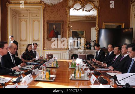 191022 -- PARIGI, 22 ottobre 2019 -- Consigliere di Stato cinese e Ministro degli Esteri Wang Yi 2° R tiene colloqui con il Ministro degli Esteri francese Jean-Yves le Drian 2° L a Parigi, Francia, 21 ottobre 2019. FRANCIA-PARIGI-CINA-WANG YI-TALKS GAOXJING PUBLICATIONXNOTXINXCHN Foto Stock