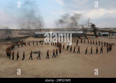 191024 -- GAZA, 24 ottobre 2019 Xinhua -- i cadetti palestinesi prendono parte alle esercitazioni presso l'al-Rebat College for Law and Police Science nella Striscia di Gaza meridionale, città di Khan Younis, il 24 ottobre 2019. Durante gli esercizi, gli studenti hanno imparato a scendere gli edifici su corde, correre attraverso percorsi ad ostacoli e strisciare sotto filo spinato. Foto di Mohammed Dahman/Xinhua MIDEAST-GAZA-KHAN YOUNIS-POLICE-COLLEGE PUBLICATIONxNOTxINxCHN Foto Stock