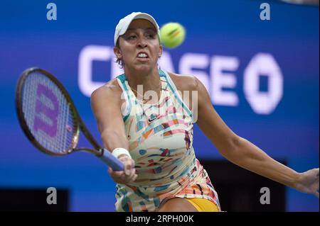 New York, USA. 4 settembre 2023. Madison Keys degli Stati Uniti interpreta Jessica Pegula degli Stati Uniti nel Women's Single Round 4 su Arthur Ashe durante il torneo di tennis US Open 2023 presso l'USTA Billie Jean King National Tennis Center, Flushing Corona Park, New York, NY, 4 settembre, 2023. (foto di Anthony Behar/Sipa USA) credito: SIPA USA/Alamy Live News Foto Stock