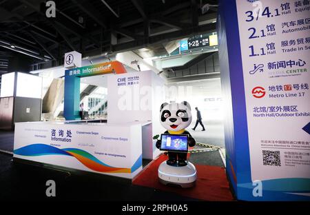 191025 -- SHANGHAI, 25 ottobre 2019 -- un banco informazioni è visto in una sala espositiva del National Exhibition and Convention Center di Shanghai, Cina orientale, 25 ottobre 2019. Lavoratori e volontari stanno preparando il prossimo 2° China International Import Expo CIIE. CHINA-SHANGHAI-IMPORT EXPO-PREPARATION CN FANGXZHE PUBLICATIONXNOTXINXCHN Foto Stock