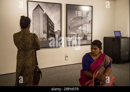 191025 -- CALCUTTA, 25 ottobre 2019 Xinhua -- le persone guardano fotografie dalle collezioni del MAXXI, il Museo Nazionale delle Arti del XXI secolo, durante la mostra visioni straordinarie.Italia presso il Centro per la creatività di Calcutta, India, il 24 ottobre 2019. Xinhua/Tumpa Mondal INDIA-CALCUTTA- EXHIBITION-ITALY-PHOTOGRAPHY PUBLICATIONxNOTxINxCHN Foto Stock