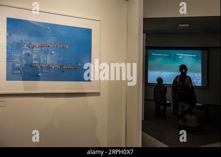 191025 -- CALCUTTA, 25 ottobre 2019 Xinhua -- le persone guardano fotografie dalle collezioni del MAXXI, il Museo Nazionale delle Arti del XXI secolo, durante la mostra visioni straordinarie.Italia presso il Centro per la creatività di Calcutta, India, il 24 ottobre 2019. Xinhua/Tumpa Mondal INDIA-CALCUTTA- EXHIBITION-ITALY-PHOTOGRAPHY PUBLICATIONxNOTxINxCHN Foto Stock