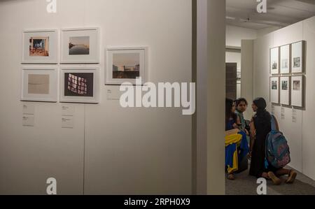 191025 -- CALCUTTA, 25 ottobre 2019 Xinhua -- le persone guardano fotografie dalle collezioni del MAXXI, il Museo Nazionale delle Arti del XXI secolo, durante la mostra visioni straordinarie.Italia presso il Centro per la creatività di Calcutta, India, il 24 ottobre 2019. Xinhua/Tumpa Mondal INDIA-CALCUTTA- EXHIBITION-ITALY-PHOTOGRAPHY PUBLICATIONxNOTxINxCHN Foto Stock