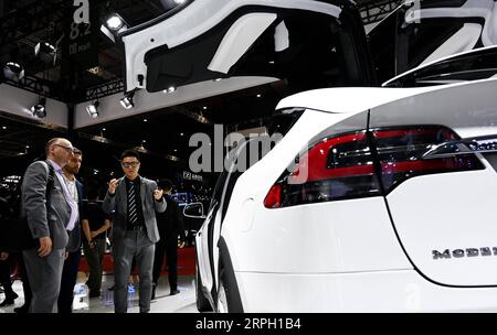 191026 -- PECHINO, 26 ottobre 2019 -- la foto del file scattata il 17 aprile 2019 mostra i visitatori che vedono un SUV Tesla durante la 18a Shanghai International Automobile Industry Exhibition a Shanghai, nella Cina orientale. Titoli Xinhua: Le fabbriche cinesi rivelano il fascino della Cina per gli investimenti esteri FangxZhe PUBLICATIONxNOTxINxCHN Foto Stock