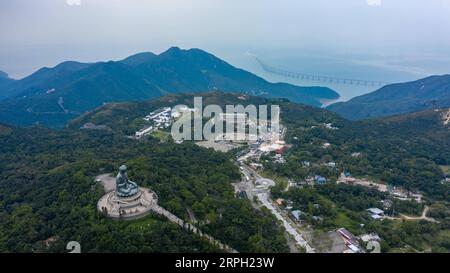 191027 -- PECHINO, 27 ottobre 2019 Xinhua -- foto aerea scattata il 24 ottobre 2019 mostra una vista distante del ponte Hong Kong-Zhuhai-Macao dall'isola di Lantau, nella Cina meridionale, Hong Kong. Lanciato il 23 ottobre lo scorso anno, il ponte di 55 km, conosciuto come il ponte marittimo più lungo del mondo, collega la regione amministrativa speciale di Hong Kong, la città di Zhuhai della provincia meridionale del Guangdong e la regione amministrativa speciale di Macao, rendendo più comodo per le persone viaggiare in tre posti in un solo giorno. Xinhua/Cheong Kam Ka XINHUA FOTO DEL GIORNO PUBLICATIONxNOTxINxCHN Foto Stock