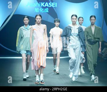 191027 -- PECHINO, 27 ottobre 2019 -- Models presentano creazioni durante AsahiKASEI China Future Star Design and Innovation Award alla China Fashion Week S/S 2020 a Pechino, capitale della Cina, 27 ottobre 2019. CINA-PECHINO-SETTIMANA DELLA MODA CN ChenxJianli PUBLICATIONxNOTxINxCHN Foto Stock