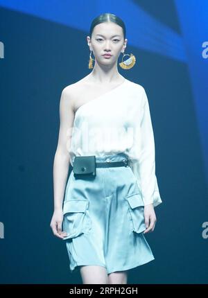 191027 -- PECHINO, 27 ottobre 2019 -- Un modello presenta creazioni durante AsahiKASEI China Future Star Design and Innovation Award alla China Fashion Week S/S 2020 a Pechino, capitale della Cina, 27 ottobre 2019. CINA-PECHINO-SETTIMANA DELLA MODA CN ChenxJianli PUBLICATIONxNOTxINxCHN Foto Stock