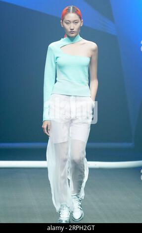 191027 -- PECHINO, 27 ottobre 2019 -- Un modello presenta creazioni durante AsahiKASEI China Future Star Design and Innovation Award alla China Fashion Week S/S 2020 a Pechino, capitale della Cina, 27 ottobre 2019. CINA-PECHINO-SETTIMANA DELLA MODA CN ChenxJianli PUBLICATIONxNOTxINxCHN Foto Stock