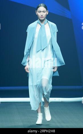 191027 -- PECHINO, 27 ottobre 2019 -- Un modello presenta creazioni durante AsahiKASEI China Future Star Design and Innovation Award alla China Fashion Week S/S 2020 a Pechino, capitale della Cina, 27 ottobre 2019. CINA-PECHINO-SETTIMANA DELLA MODA CN ChenxJianli PUBLICATIONxNOTxINxCHN Foto Stock