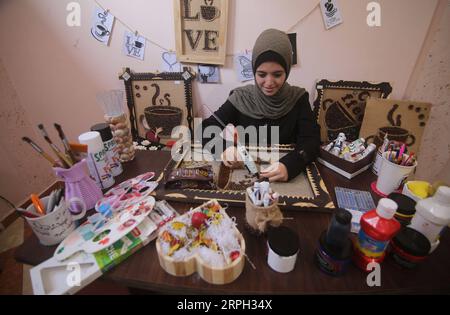 191028 -- GAZA, 28 ottobre 2019 -- l'artista palestinese Hala Abu Qaoud realizza opere d'arte utilizzando chicchi di caffè nella sua casa nella città meridionale di Rafah, nella Striscia di Gaza, 28 ottobre 2019. Abu Qaoud, 20 anni, studia belle arti in un'università locale a Gaza. Vende i suoi pezzi d'arte su piattaforme di social media. Foto di /Xinhua MIDEAST-GAZA-ART KhaledxOmar PUBLICATIONxNOTxINxCHN Foto Stock