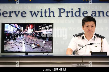 191028 -- HONG KONG, 28 ottobre 2019 -- TSE Chun-chung, sovrintendente capo della Police Public Relations Branch, mostra un'immagine di prove di atti violenti da parte di rivoltosi durante una conferenza stampa nel sud della Cina a Hong Kong, 28 ottobre 2019. La polizia di Hong Kong ha arrestato 206 persone coinvolte in incidenti violenti nell'ultima settimana, ha detto la polizia qui lunedì. CINA-HONG KONG-POLIZIA-CONFERENZA STAMPA CN LUXHANXIN PUBLICATIONXNOTXINXCHN Foto Stock