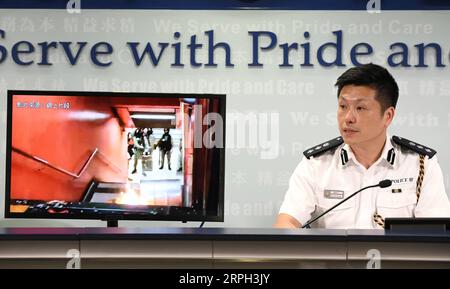 191028 -- HONG KONG, 28 ottobre 2019 -- TSE Chun-chung, sovrintendente capo della Police Public Relations Branch, mostra un'immagine di prove di atti violenti da parte di rivoltosi durante una conferenza stampa nel sud della Cina a Hong Kong, 28 ottobre 2019. La polizia di Hong Kong ha arrestato 206 persone coinvolte in incidenti violenti nell'ultima settimana, ha detto la polizia qui lunedì. CINA-HONG KONG-POLIZIA-CONFERENZA STAMPA CN LUXHANXIN PUBLICATIONXNOTXINXCHN Foto Stock