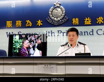 191028 -- HONG KONG, 28 ottobre 2019 -- TSE Chun-chung, sovrintendente capo della Police Public Relations Branch, parla a una conferenza stampa nel sud della Cina a Hong Kong, 28 ottobre 2019. La polizia di Hong Kong ha arrestato 206 persone coinvolte in incidenti violenti nell'ultima settimana, ha detto la polizia qui lunedì. CINA-HONG KONG-POLIZIA-CONFERENZA STAMPA CN LIXZHEN PUBLICATIONXNOTXINXCHN Foto Stock