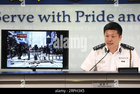 191028 -- HONG KONG, 28 ottobre 2019 -- TSE Chun-chung, sovrintendente capo della Police Public Relations Branch, mostra un'immagine di prove di atti violenti da parte di rivoltosi durante una conferenza stampa nel sud della Cina a Hong Kong, 28 ottobre 2019. La polizia di Hong Kong ha arrestato 206 persone coinvolte in incidenti violenti nell'ultima settimana, ha detto la polizia qui lunedì. CINA-HONG KONG-POLIZIA-CONFERENZA STAMPA CN LUXHANXIN PUBLICATIONXNOTXINXCHN Foto Stock