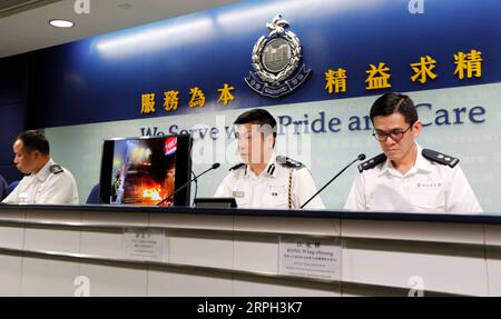 191028 -- HONG KONG, 28 ottobre 2019 -- TSE Chun-chung C, sovrintendente capo della Police Public Relations Branch, parla a una conferenza stampa nel sud della Cina a Hong Kong, 28 ottobre 2019. La polizia di Hong Kong ha arrestato 206 persone coinvolte in incidenti violenti nell'ultima settimana, ha detto la polizia qui lunedì. CINA-HONG KONG-POLIZIA-CONFERENZA STAMPA CN LIXZHEN PUBLICATIONXNOTXINXCHN Foto Stock