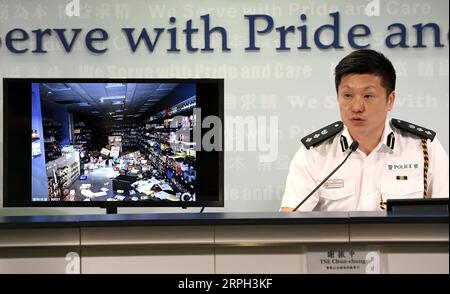 191028 -- HONG KONG, 28 ottobre 2019 -- TSE Chun-chung, sovrintendente capo della Police Public Relations Branch, mostra un'immagine di prove di atti violenti da parte di rivoltosi durante una conferenza stampa nel sud della Cina a Hong Kong, 28 ottobre 2019. La polizia di Hong Kong ha arrestato 206 persone coinvolte in incidenti violenti nell'ultima settimana, ha detto la polizia qui lunedì. CINA-HONG KONG-POLIZIA-CONFERENZA STAMPA CN LUXHANXIN PUBLICATIONXNOTXINXCHN Foto Stock